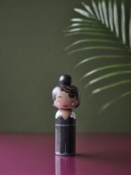 Poupée Kokeshi ELLA FITZGERALD peinte à la main,en bois de hêtre H 16.5 cm