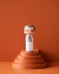 Poupée Kokeshi ELTON IN WHITE peinte à la main,en bois de hêtre H 14.5 cm 