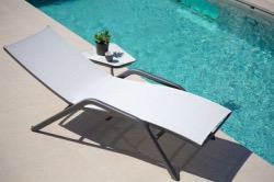 Bain de soleil YOLO empilable avec accoudoirs stucture alu GRIS ESPACE toile EDEN BLANC Les Jardins