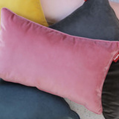 Coussin oreiller rose profond touche velour, tissu exterieur 100% polyester et interieur polyester 