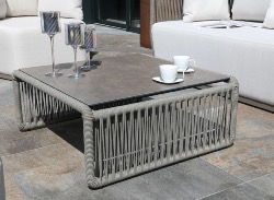 Canapé + Table IRIS, chassis aluminium epoxy, sangle olofin, coussins déhoussables. Océo