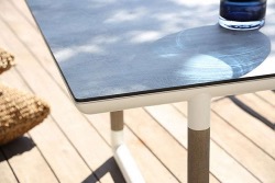 Table repas BASTINGAGE aluminium BLANC, duratek Plateau HPL beton ciré - 12 personnes Les Jardins
