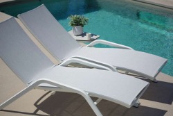 Bain de soleil YOLO empilable avec accoudoirs stucture alu BLANC toile batyline BLANC Les Jardins