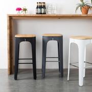 Tabouret de Bar UP-HIGH BARSTOOL chassis acier gris foncé, assise bois naturel