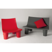 Chaise Lounge LOW LITA en polyesthylène coloris rouge flamme SLIDE