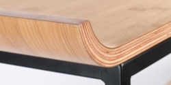 Etagères FLODKA en contreplaqué plaqué de 2 cm avec finition laquée bois naturel Zuiver