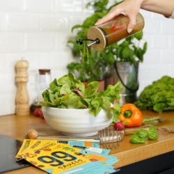 Shaker 99 sauces :  vinaigrettes, mayonnaises + fouet emulsion faciloe + livret de 99 recettes
