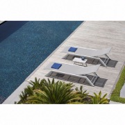 Bain de soleil AMAKA empilable en aluminium blanc et PVC gris clair - Les Jardins