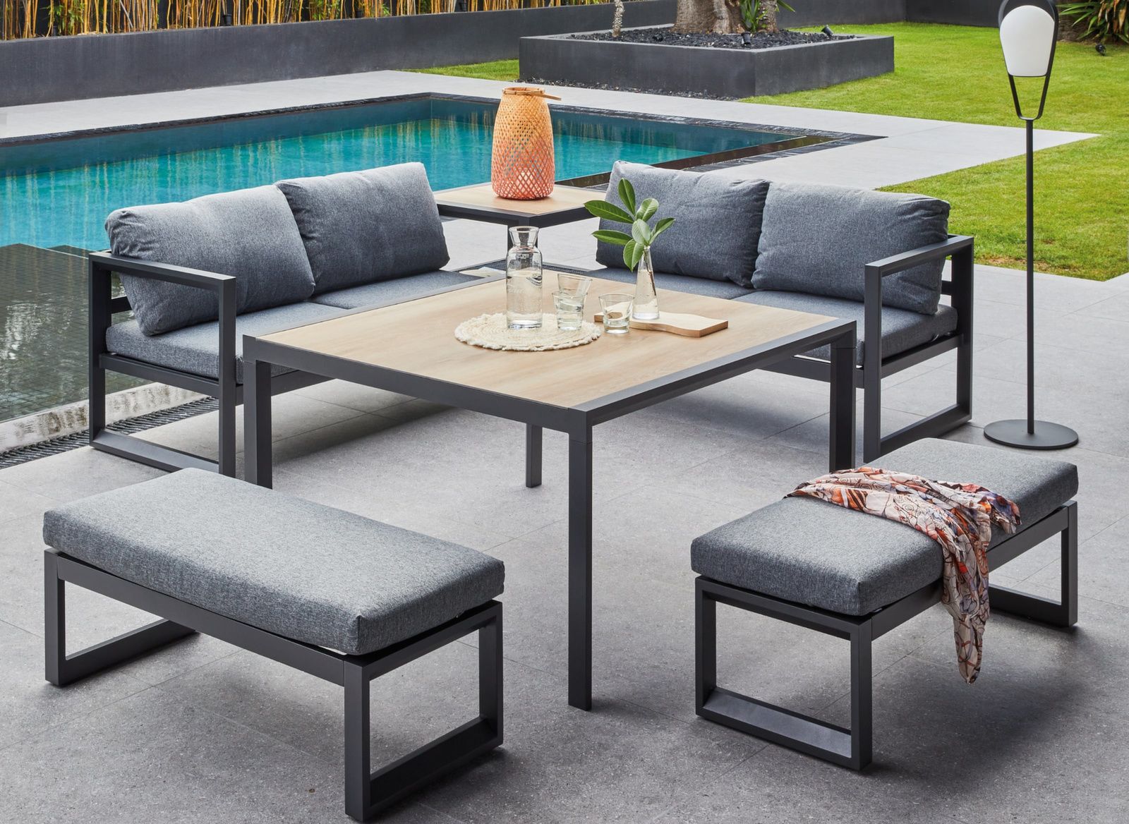 Set ROYAN III châssis aluminium époxy Graphite, Coussin déhoussable Light Grey. 2 Méridiennes : 140x